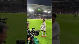 A peine sorti, Désiré Doué offre son maillot à un supporter… 🥰👏 #psg #désirédoué #parissg #enfant