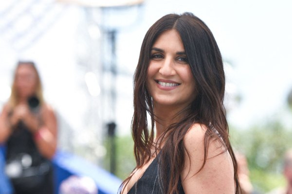 Géraldine Nakache affiche fièrement son baby-bump sur la scène de l'Accor Arena 