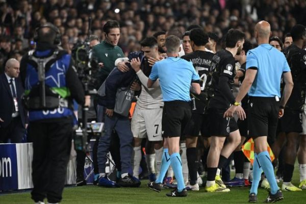 Après avoir poussé un ramasseur de balle pendant PSG-Chelsea en Ligue des champions, Pedro Neto lui a offert son maillot