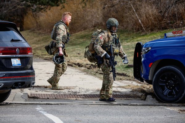 デトロイトのシナゴーグに車突入、容疑者死亡　爆発物発見との情報（ロイター） - Yahoo!ニュース