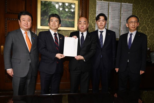 野党4党が衆院予算委員長の解任決議案を提出　中道や参政など（毎日新聞） - Yahoo!ニュース