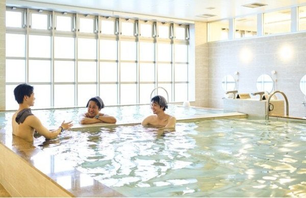 写真・図版（1枚目）| 都心で減り続ける“街のお風呂”を駅前に三鷹駅徒歩1分・880円で毎日通える湯船　サウナ施設「FLOBA」、入浴特化の新プランを3月9日より開始 | AERA DIGITAL（アエラデジタル）