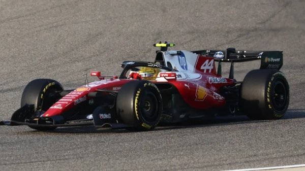 【F1中国GP】「怖いな〜」 新ウイング注目のフェラーリ、ハミルトンがコースアウトでファン騒然 「不自然すぎる」（スポーティングニュース日本版） - Yahoo!ニュース
