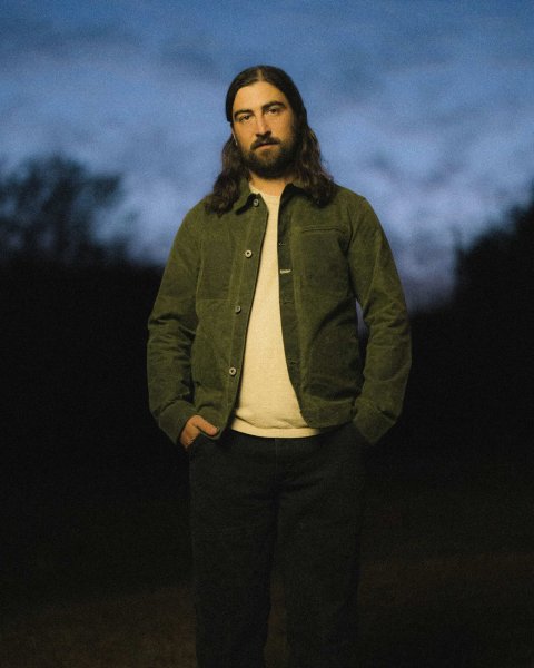 Noah Kahan erzählt in „Porch Light“ von Schuldgefühlen gegenüber seiner Familie