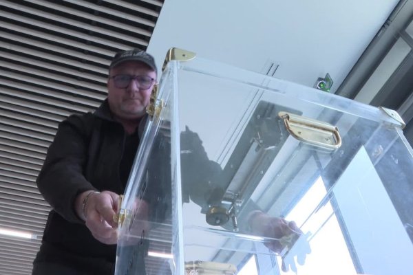 Immersion au cœur de la préparation des bureaux de votes à Saint-Lô