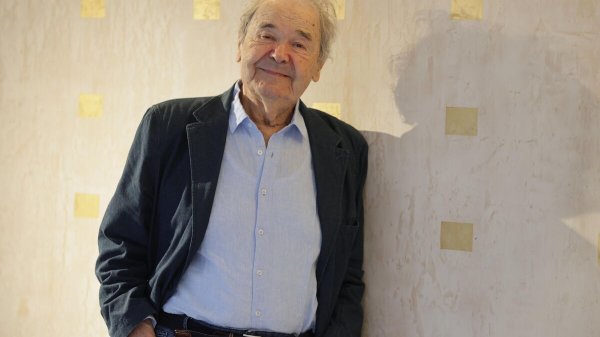 « Je me tue de boulot pour ne pas y penser » : la mort de sa femme, son livre, son album… Pierre Perret se confie