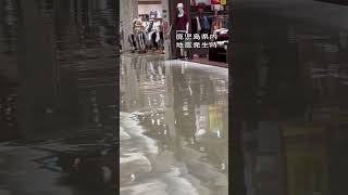 【地震発生の瞬間】揺れの中座り込む人たち…店の服や照明が揺れる　鹿児島県内のショッピングモールでの様子　宮崎で震度６弱の地震　#shorts #地震　#瞬間映像