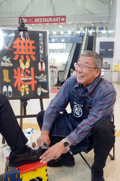 スタフラ元社長がなぜ？北九州空港で無料の靴清掃　「やめられなくなった」平日はほぼ毎日…間もなく5年
