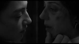 Deux personnes échangeant de la salive