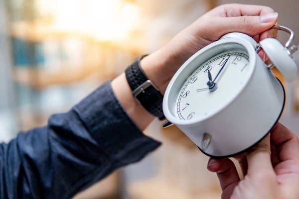 À 2 heures il sera déjà 3 heures : cette nuit qui bouscule votre sommeil