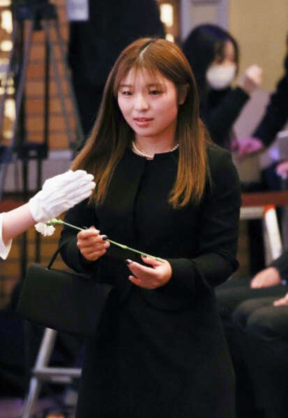 献花に向かう佐久間　男子ゴルフ|au Webポータル