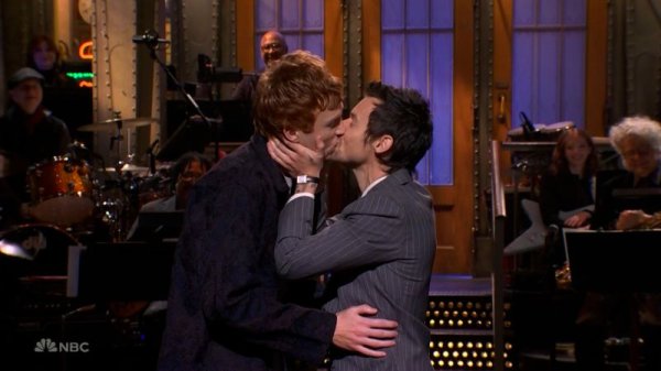 ‘SNL’: Harry Styles leans into Queerbaiting claims | CNN Business