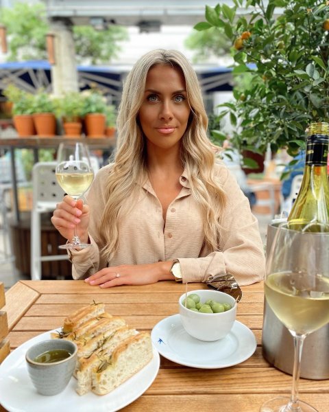 Time to WINE-down 🥂🤪
.
.
.
#chelsealondon #londongirl #lo...