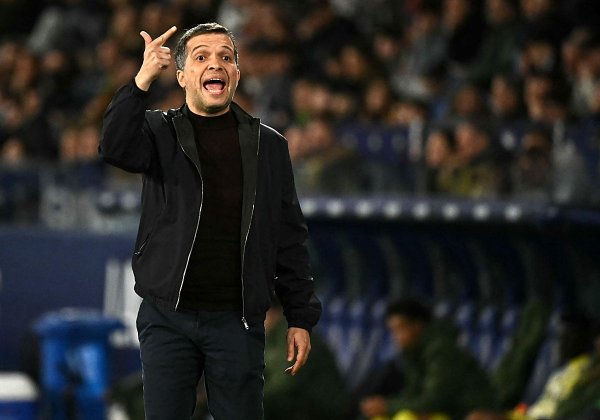 Luís Castro: «El Rayo te hace una ocasión de la nada y cambia el partido» | Las Provincias