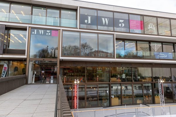 Pair accused of spying on London Jews for Iran appear in court