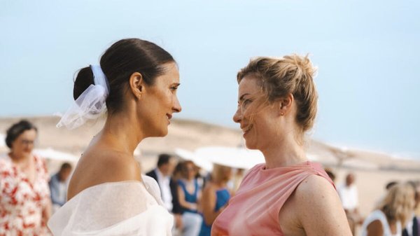 Maud Baecker (Erica) se confie sur sa relation fusionnelle avec Julie de Bona : "On est devenues des sœurs de cœur"