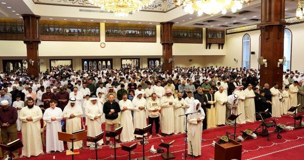 المصلون أدوا صلاة العيد بمساجد البلاد وسط أجواء مفعمة بالإيمان - السياسة