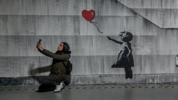 L’anonymat de Banksy : sa cape d’invisibilité fascine, agace et génère beaucoup d’argent 
