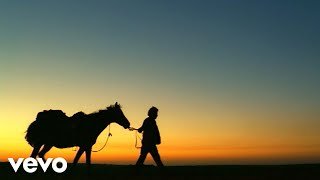 Michel Sardou - Loin (Clip Officiel)
