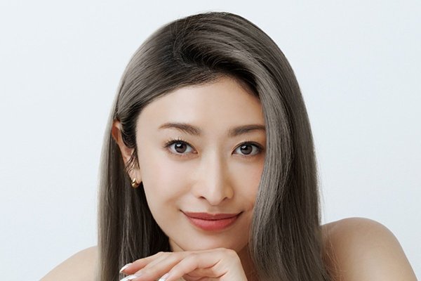 41歳 山田優 スタイル抜群！ミニ丈の私服姿が話題「無双の絶対領域！」「完璧すぎる」「何でも似合う」小栗旬と結婚し4児の母（LIMO） - Yahoo!ニュース
