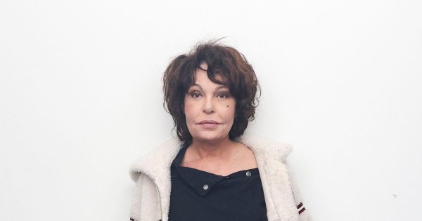 Isabelle Mergault : "Je suis devenue maman par hasard", l'histoire méconnue derrière l'adoption de sa fille Maya, 17 ans