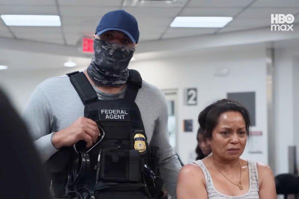 La police de l’immigration américaine dans “The Pitt” : une saison 2 aussi politique que visionnaire