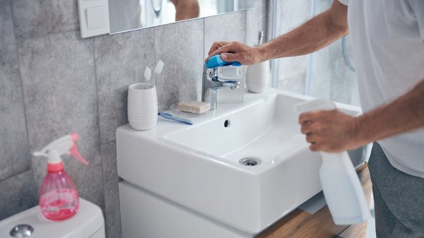 Le ménage de la salle de bains tourne mal : il ignorait que mélanger ces deux produits nettoyants était très dangereux