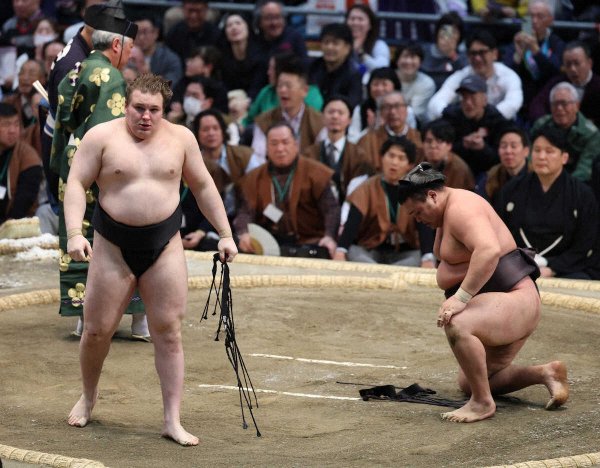 安青錦、大関の意地！霧島を下して7勝7敗　千秋楽は結びで豊昇龍戦（スポニチアネックス） - Yahoo!ニュース