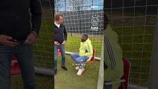 Hans laat een foto van zijn vrouw zien aan Brian Brobbey 📱😅