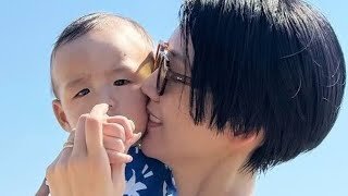 「なんとも美しい親子」栗原恵 0歳長男の浮遊ショット披露!海を満喫する親子に「可愛すぎる癒しちゃん」と反響