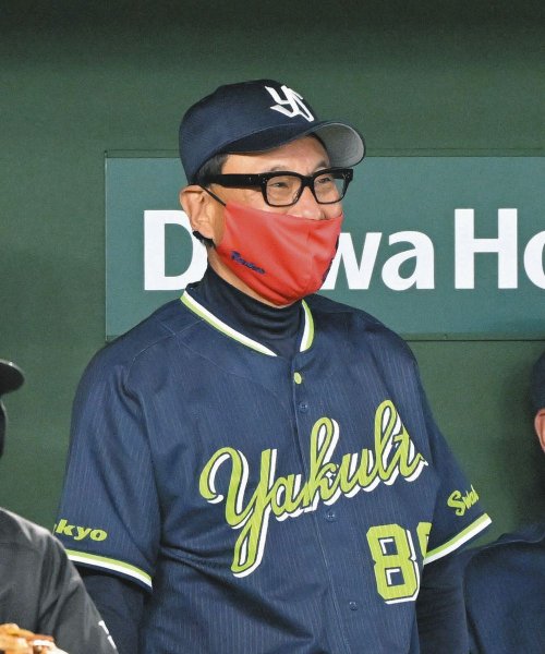 ◆ヤクルト・池山監督、日本ハム・新庄監督に対抗心メラメラ！？赤いマスク姿【写真】：中日スポーツ・東京中日スポーツ 