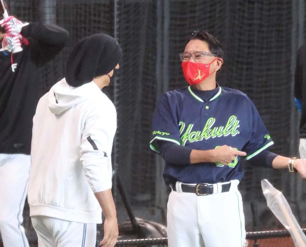 【ヤクルト】場内温泉に興味で「ハットを…」コミュニケーション重要視の池山監督、記者に感謝も（日刊スポーツ） - Yahoo!ニュース