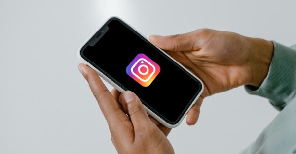 Instagram tooneallows you to change the order of photos in the carousel even after publishing