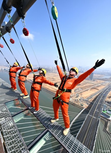 スリル満点の空中散歩：時事ドットコム
