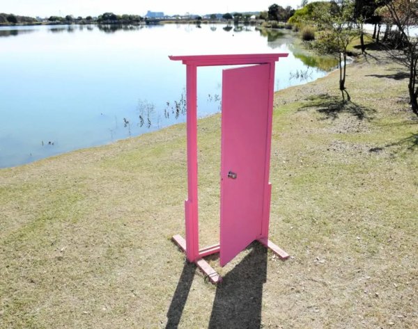 「どこでもドア」ぽつんと池のほとりにも　誰が、なぜ？実はあの人の私物「自由な発想大切に」

 詳細な情報はプロフィ...