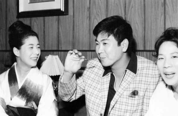 裕次郎が愛した神戸の花街、多数のオフショット見つかる　花隈の元芸者が保管、宴席で描いた貴重なイラストも 

詳細な...