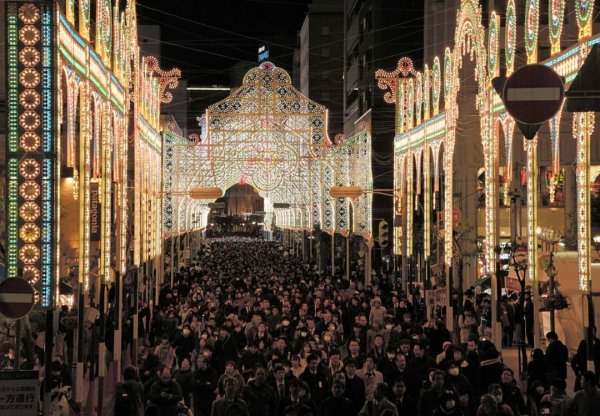 阪神・淡路大震災の犠牲者を追悼し、記憶を継承―。
「神戸ルミナリエ」が６日夜開幕しました。
２５年の節目を迎える今...