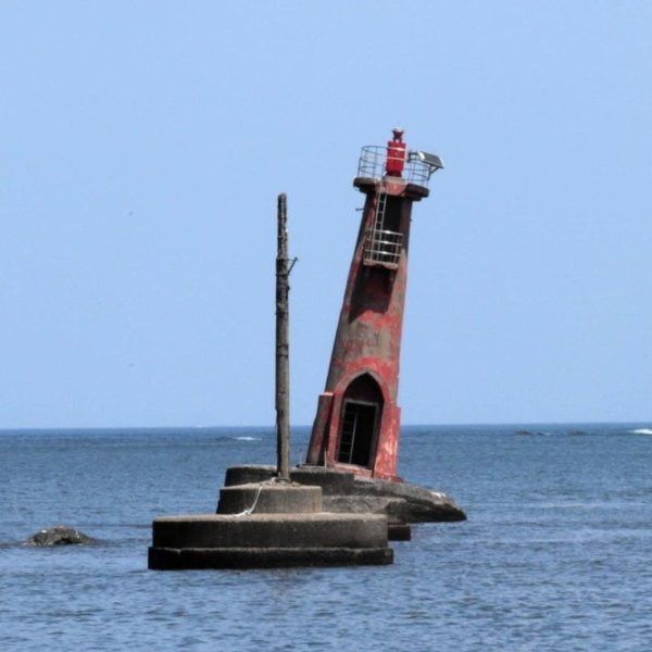 ■豊岡にある灯台、まるで「ピサの斜塔」　数年前から傾いているけど、大丈夫?

詳細な情報はプロフィール欄のリンクか...