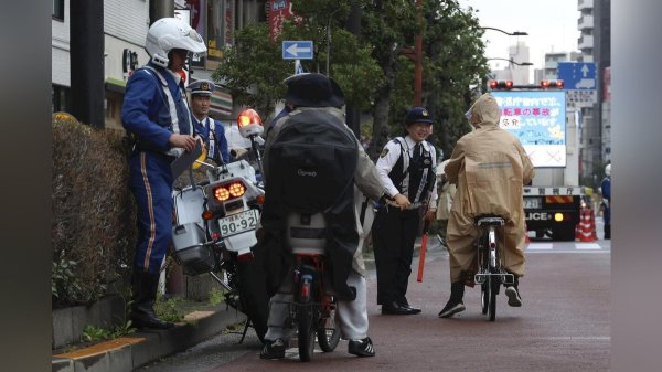 自転車「青切符」スタート、１時間で「一時不停止」１０人・「信号無視」６人の交差点も…各地で取り締まり