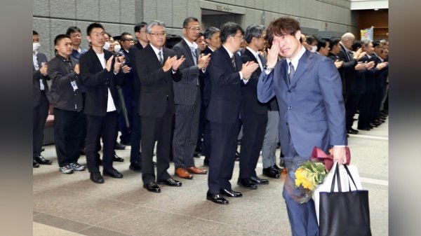 地震で家族失った大間さん　「支えられた警察人生」　退職警官表彰式　