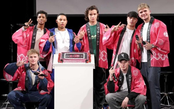 英国７人組バンド「Ｄｅｃｅｍｂｅｒ　１０」　ビートルズばり法被ノリノリで着用　初来日ショーケースライブ/デイリースポーツ online