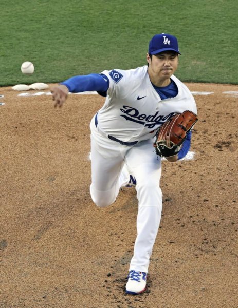 大谷翔平が天を仰いで頭抱える　マルティネスの左膝を１５５キロが直撃　スタンドが騒然→一塁到達後にジェスチャーかわして両者笑顔に　６回無失点で初勝利/デイリースポーツ online