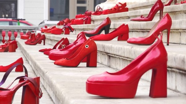 DV被害の女性を象徴する赤い靴　ルーマニアでは女性がDVの犠牲に（AP通信） - Yahoo!ニュース