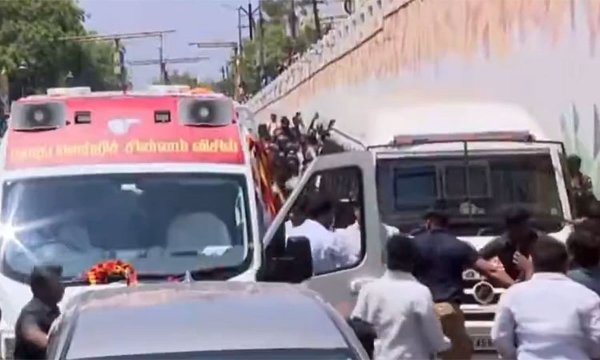 வேனை பின் தொடர்ந்து விபத்தில் சிக்கிய தம்பதி.. இறங்கி சென்று நலம் விசாரித்த விஜய்