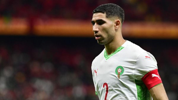 Aurélien Tchouameni offre une serviette à Achraf Hakimi