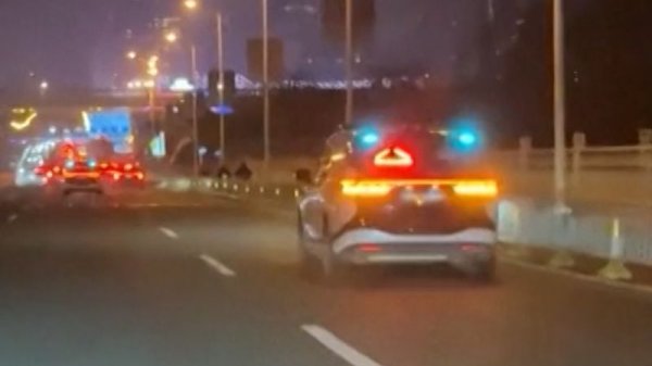 Stalled robotaxis cause traffic chaos in China | CNN