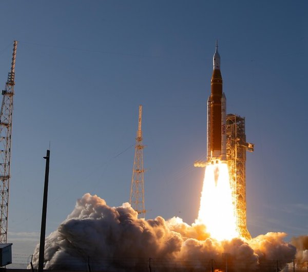 Artemis II lifts off: destination Moon with the Orion spacecraft!