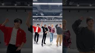 #창빈 & #필릭스 의 #락챌린지 #LALALALA_Challenge 🤘 w/ #NCT #MARK & #HAECHAN 선배님!🎵 #StrayKids #Changbin #Felix