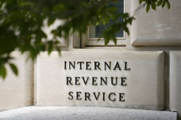 IRS tells some employees to file amended tax returns after miscalculation on overtime wages | Federal News Network