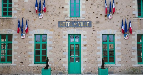 Drapeaux européens retirés des mairies : le RN de nouveau partant pour un “Frexit” ?